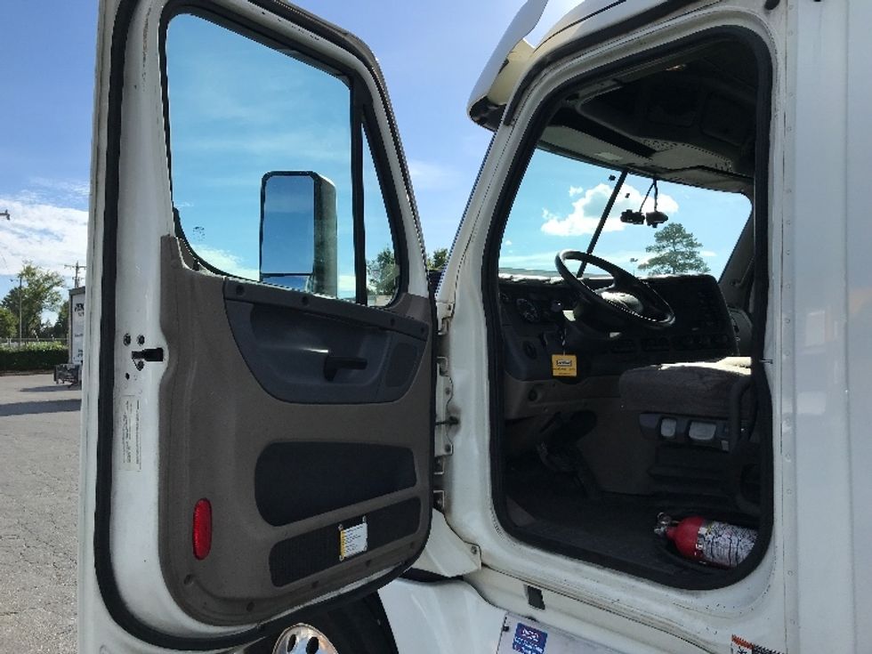 Day Cab Tractor-Heavy Duty Tractors-Freightliner-2018-Cascadia 12564ST-Concord-NC-705,690\n\t\tmiles-$ 22,250 - Image 9