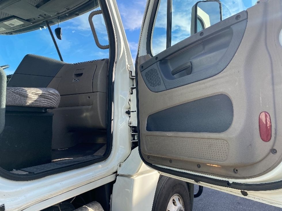 Day Cab Tractor-Heavy Duty Tractors-Freightliner-2018-Cascadia 12564ST-Conklin-NY-465,595\n\t\tmiles-$ 33,500 - Image 12