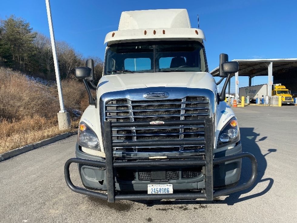 Day Cab Tractor-Heavy Duty Tractors-Freightliner-2018-Cascadia 12564ST-Conklin-NY-465,595\n\t\tmiles-$ 33,500 - Image 2