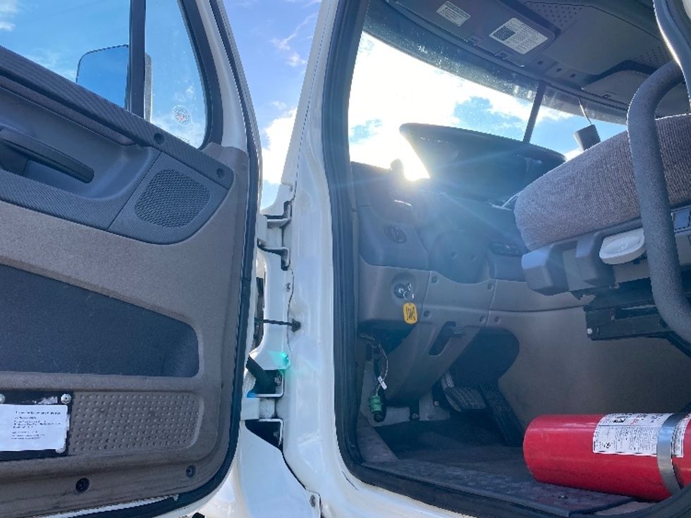 Day Cab Tractor-Heavy Duty Tractors-Freightliner-2018-Cascadia 12564ST-Conklin-NY-465,595\n\t\tmiles-$ 33,500 - Image 9