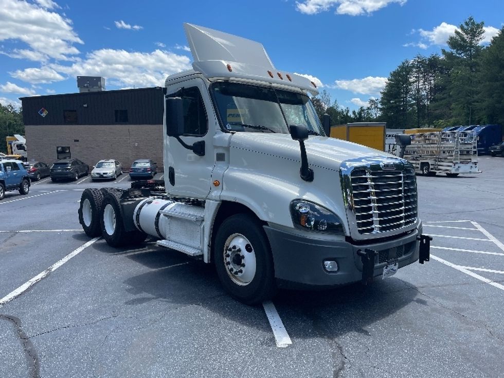 Day Cab Tractor-Heavy Duty Tractors-Freightliner-2018-Cascadia 12564ST-Conover-NC-692,339\n\t\tmiles-$ 22,250 - Image 1
