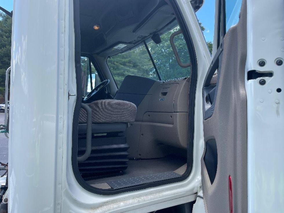 Day Cab Tractor-Heavy Duty Tractors-Freightliner-2018-Cascadia 12564ST-Conover-NC-692,339\n\t\tmiles-$ 22,250 - Image 12