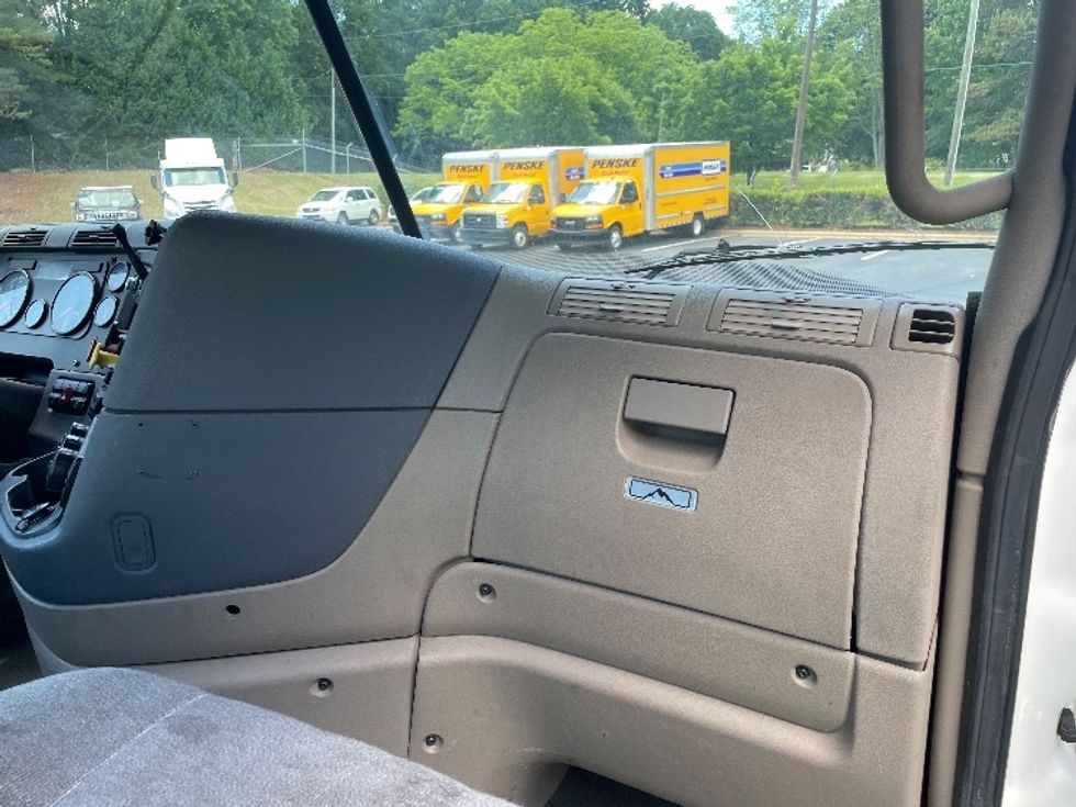 Day Cab Tractor-Heavy Duty Tractors-Freightliner-2018-Cascadia 12564ST-Conover-NC-692,339\n\t\tmiles-$ 22,250 - Image 13