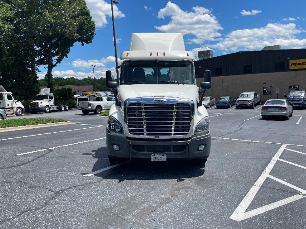 Day Cab Tractor-Heavy Duty Tractors-Freightliner-2018-Cascadia 12564ST-Conover-NC-692,339\n\t\tmiles-$ 22,250 - Image 2