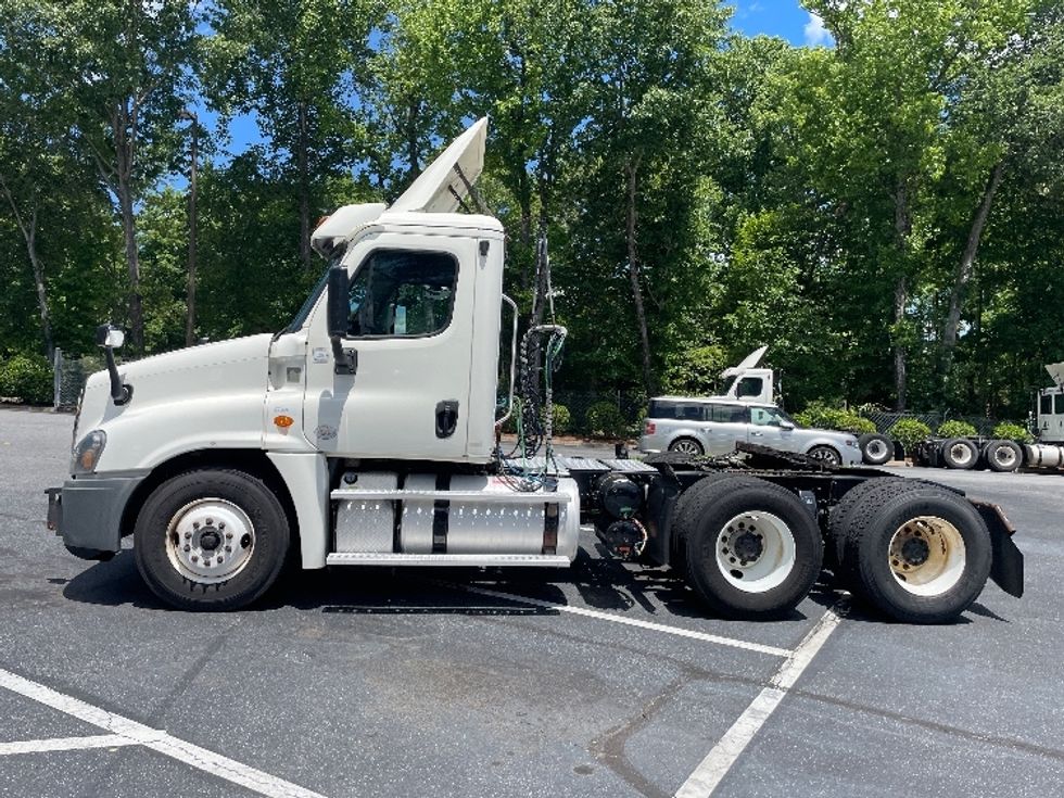 Day Cab Tractor-Heavy Duty Tractors-Freightliner-2018-Cascadia 12564ST-Conover-NC-692,339\n\t\tmiles-$ 22,250 - Image 4