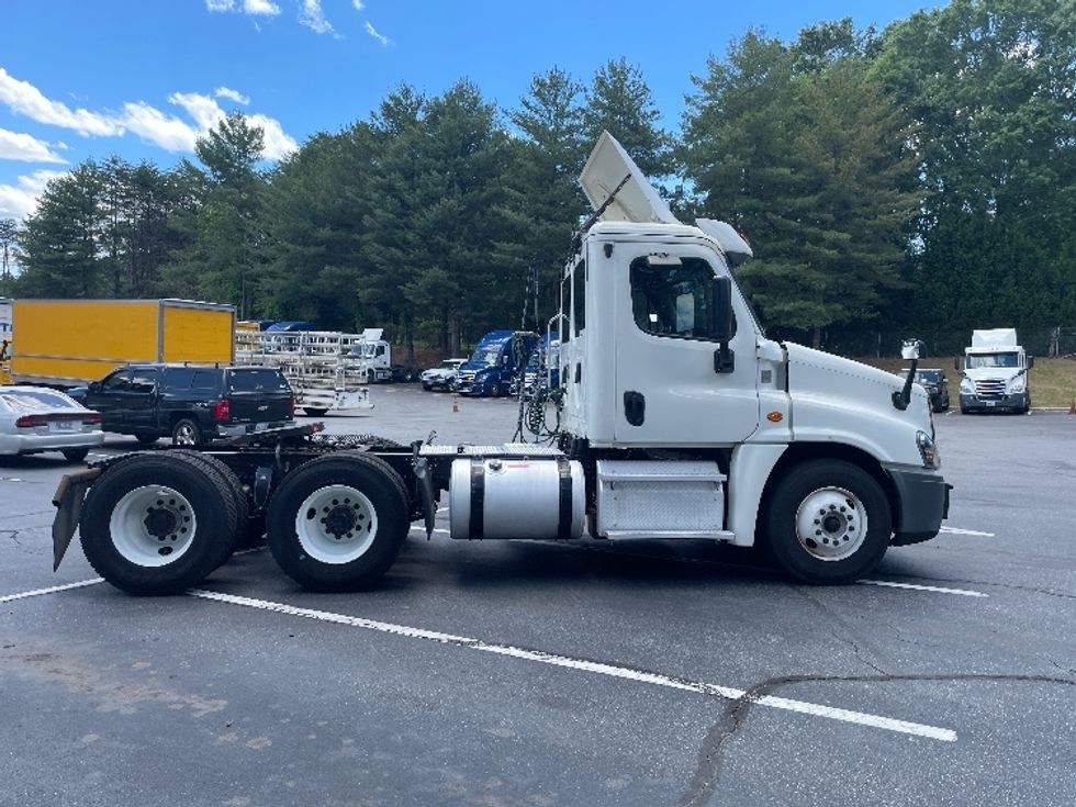 Day Cab Tractor-Heavy Duty Tractors-Freightliner-2018-Cascadia 12564ST-Conover-NC-692,339\n\t\tmiles-$ 22,250 - Image 8