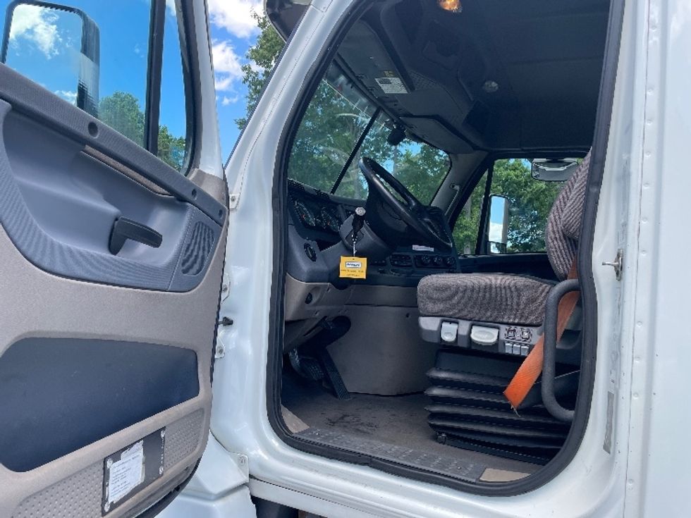 Day Cab Tractor-Heavy Duty Tractors-Freightliner-2018-Cascadia 12564ST-Conover-NC-692,339\n\t\tmiles-$ 22,250 - Image 9