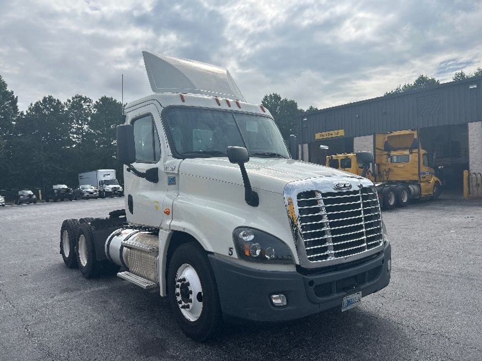 Day Cab Tractor-Heavy Duty Tractors-Freightliner-2018-Cascadia 12564ST-Conyers-GA-456,845\n\t\tmiles-$ 32,750 - Image 1