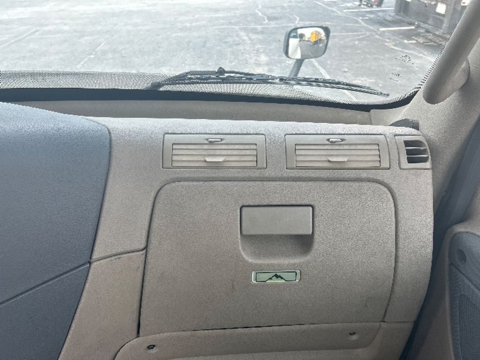 Day Cab Tractor-Heavy Duty Tractors-Freightliner-2018-Cascadia 12564ST-Conyers-GA-456,845\n\t\tmiles-$ 32,750 - Image 14