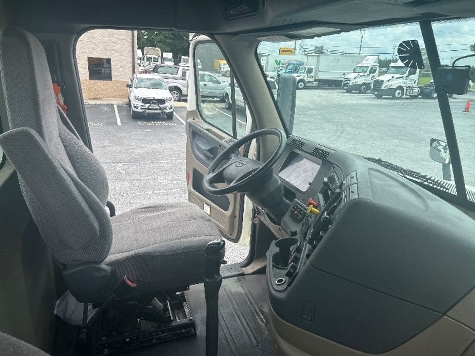 Day Cab Tractor-Heavy Duty Tractors-Freightliner-2018-Cascadia 12564ST-Conyers-GA-456,845\n\t\tmiles-$ 32,750 - Image 15