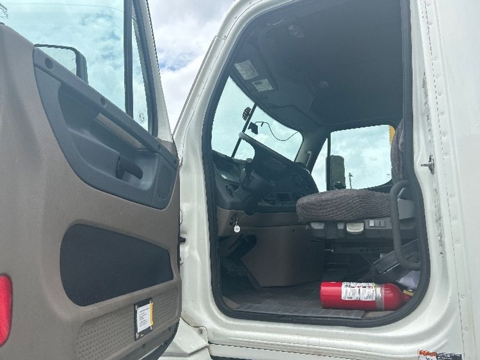 Day Cab Tractor-Heavy Duty Tractors-Freightliner-2018-Cascadia 12564ST-Conyers-GA-456,845\n\t\tmiles-$ 32,750 - Image 9