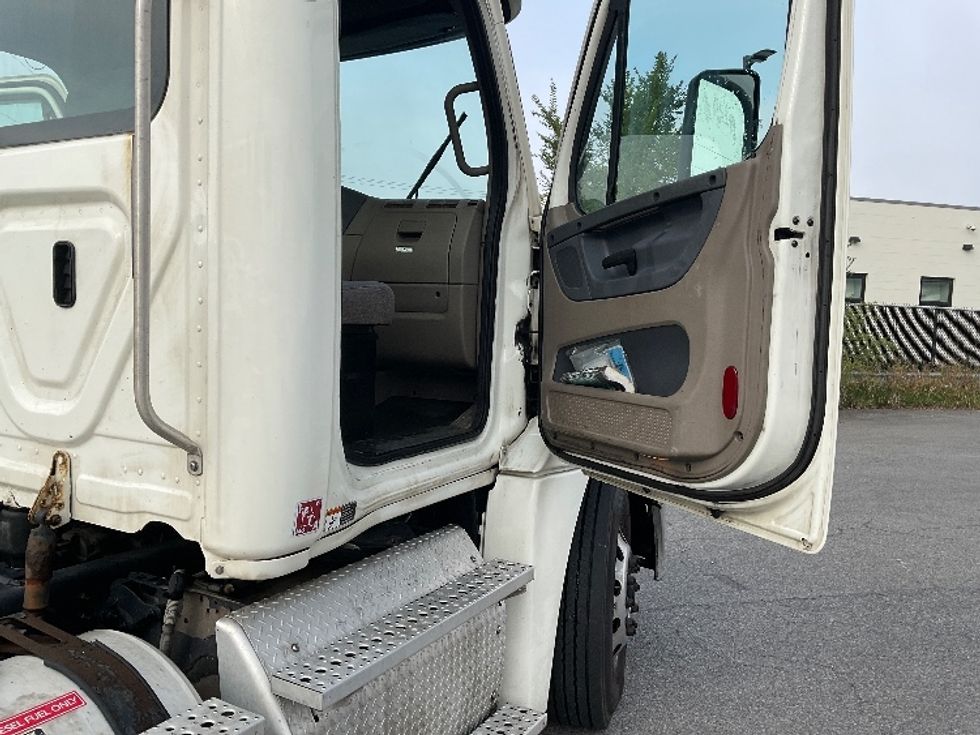 Day Cab Tractor-Heavy Duty Tractors-Freightliner-2018-Cascadia 12564ST-Coxsackie-NY-280,031\n\t\tmiles-$ 46,000 - Image 12