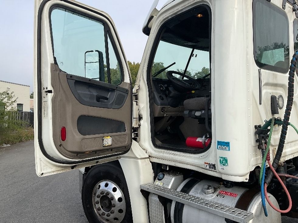 Day Cab Tractor-Heavy Duty Tractors-Freightliner-2018-Cascadia 12564ST-Coxsackie-NY-280,031\n\t\tmiles-$ 46,000 - Image 9