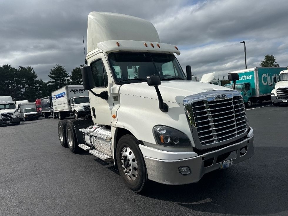 Day Cab Tractor-Heavy Duty Tractors-Freightliner-2018-Cascadia 12564ST-Cranbury-NJ-326,587\n\t\tmiles-$ 46,000 - Image 1