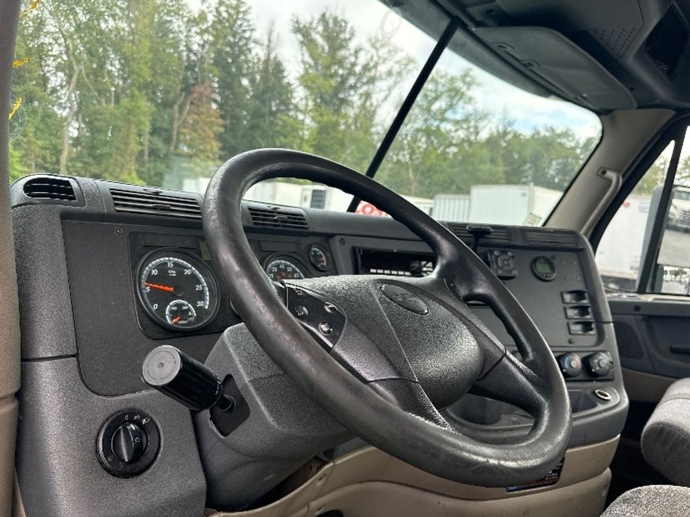 Day Cab Tractor-Heavy Duty Tractors-Freightliner-2018-Cascadia 12564ST-Cranbury-NJ-326,587\n\t\tmiles-$ 46,000 - Image 10