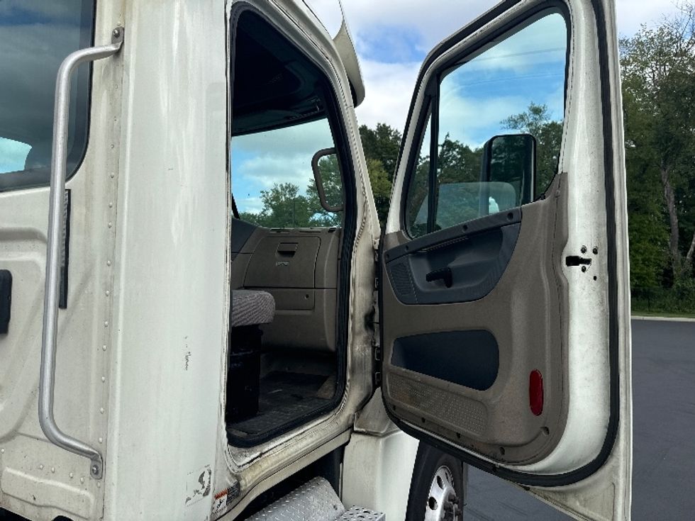Day Cab Tractor-Heavy Duty Tractors-Freightliner-2018-Cascadia 12564ST-Cranbury-NJ-326,587\n\t\tmiles-$ 46,000 - Image 12