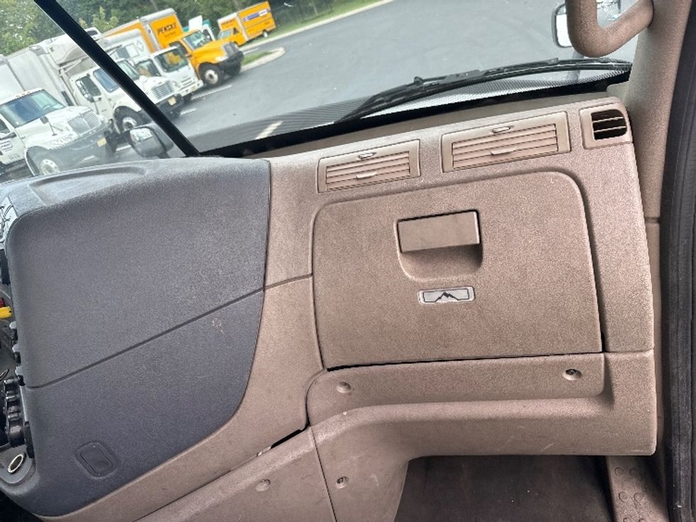 Day Cab Tractor-Heavy Duty Tractors-Freightliner-2018-Cascadia 12564ST-Cranbury-NJ-326,587\n\t\tmiles-$ 46,000 - Image 13