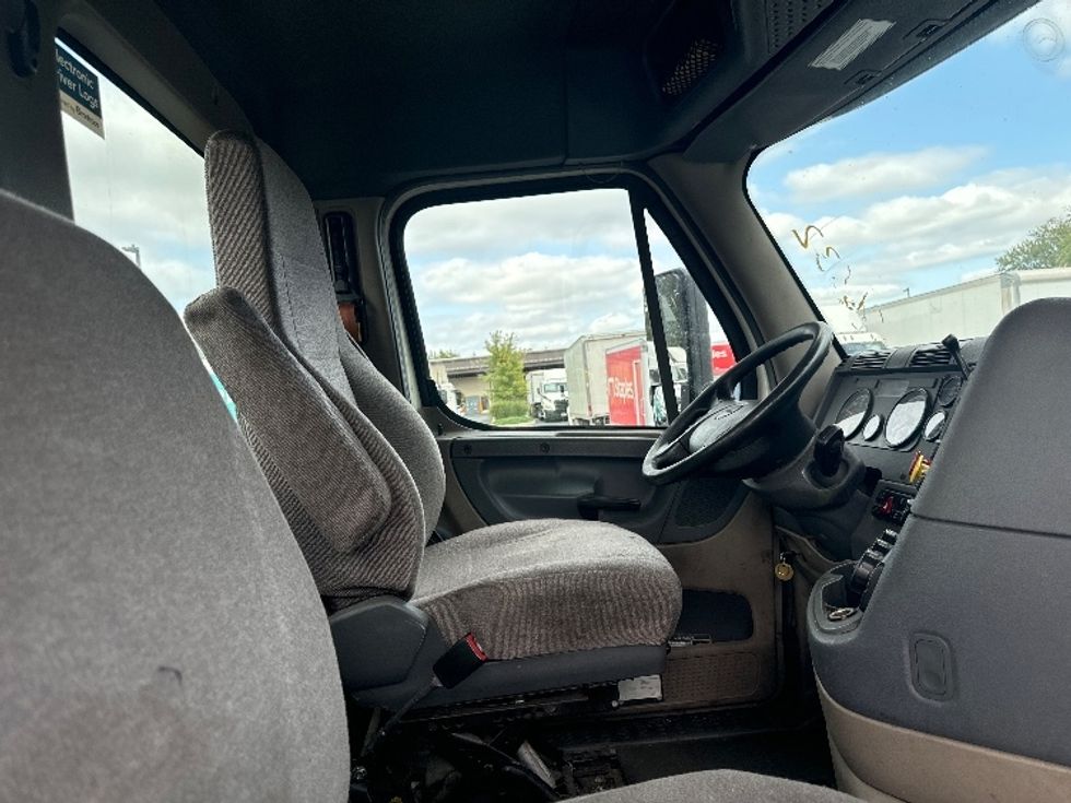 Day Cab Tractor-Heavy Duty Tractors-Freightliner-2018-Cascadia 12564ST-Cranbury-NJ-326,587\n\t\tmiles-$ 46,000 - Image 14