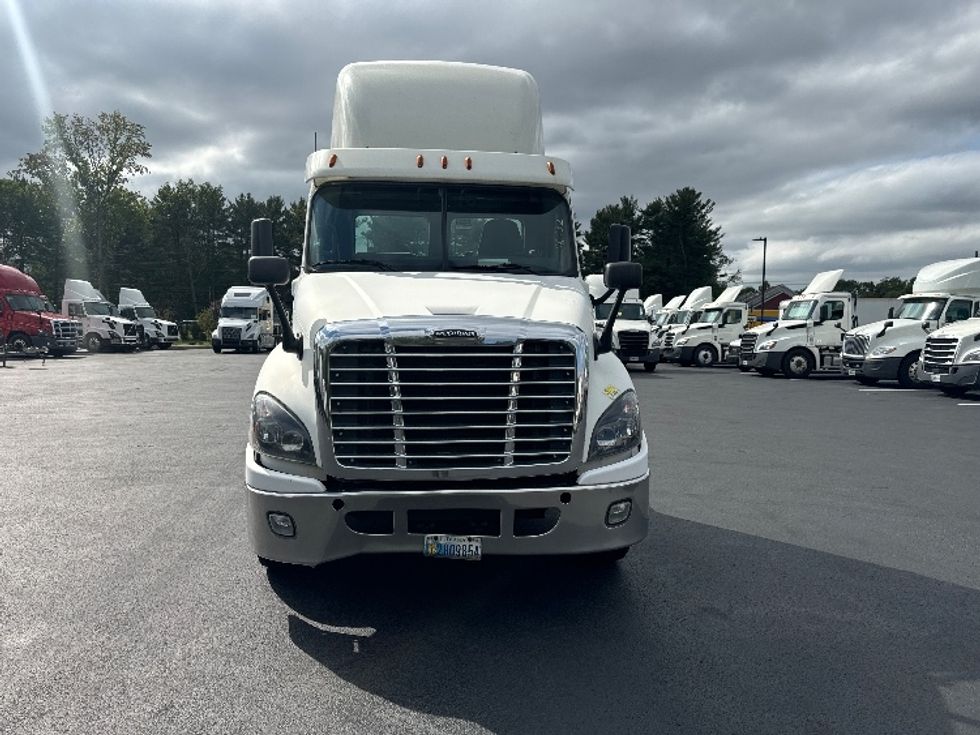 Day Cab Tractor-Heavy Duty Tractors-Freightliner-2018-Cascadia 12564ST-Cranbury-NJ-326,587\n\t\tmiles-$ 46,000 - Image 2