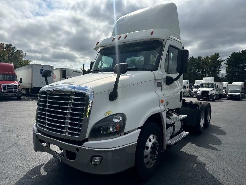 Day Cab Tractor-Heavy Duty Tractors-Freightliner-2018-Cascadia 12564ST-Cranbury-NJ-326,587\n\t\tmiles-$ 46,000 - Image 3