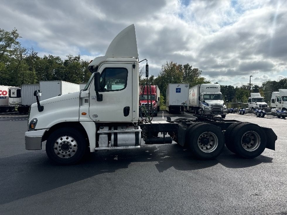 Day Cab Tractor-Heavy Duty Tractors-Freightliner-2018-Cascadia 12564ST-Cranbury-NJ-326,587\n\t\tmiles-$ 46,000 - Image 4