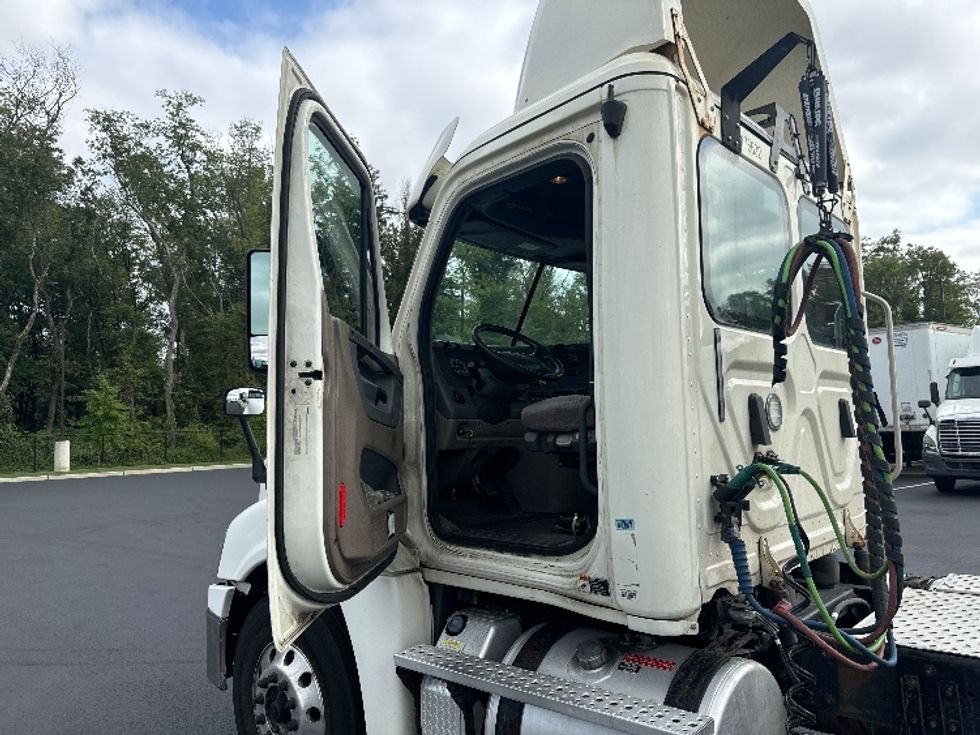 Day Cab Tractor-Heavy Duty Tractors-Freightliner-2018-Cascadia 12564ST-Cranbury-NJ-326,587\n\t\tmiles-$ 46,000 - Image 9