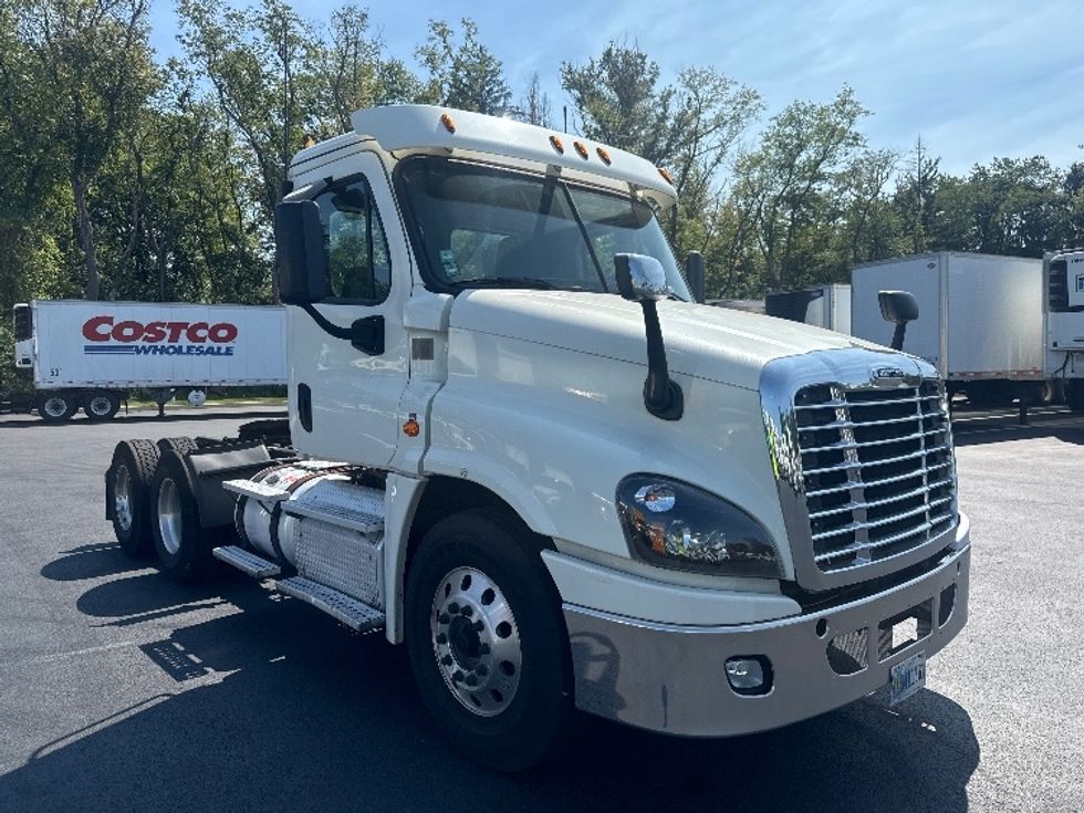 Day Cab Tractor-Heavy Duty Tractors-Freightliner-2018-Cascadia 12564ST-Cranbury-NJ-388,000\n\t\tmiles-$ 42,750 - Image 1