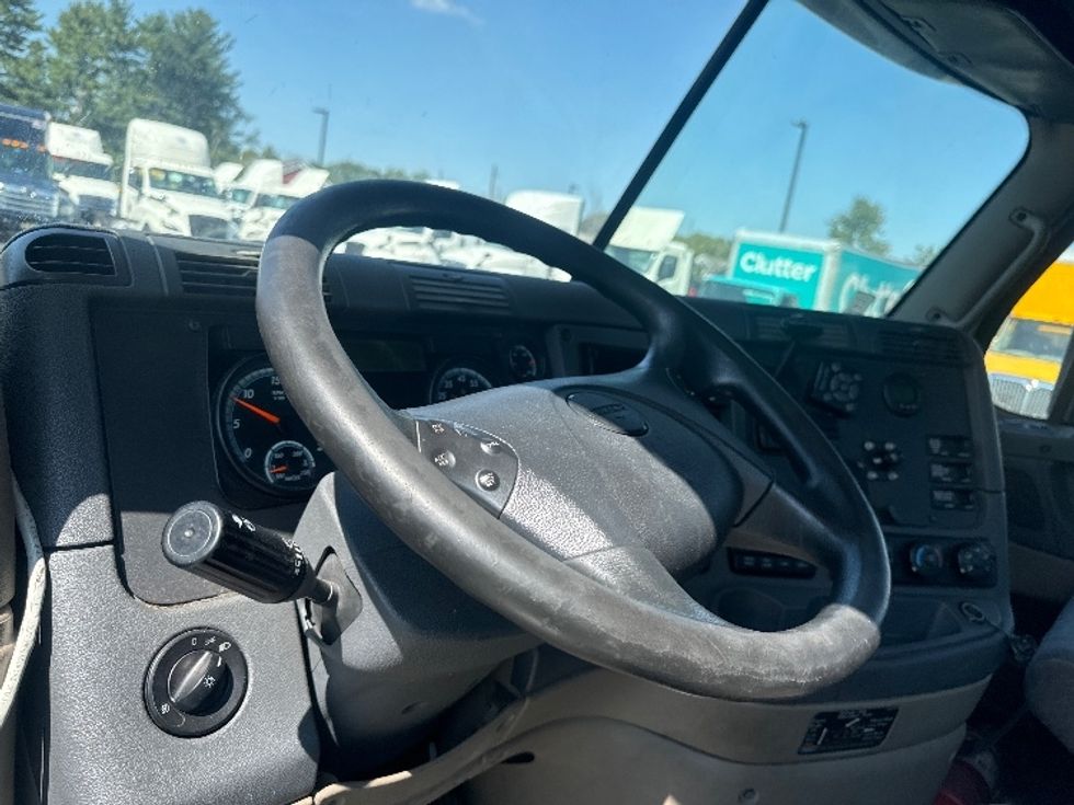 Day Cab Tractor-Heavy Duty Tractors-Freightliner-2018-Cascadia 12564ST-Cranbury-NJ-388,000\n\t\tmiles-$ 42,750 - Image 10