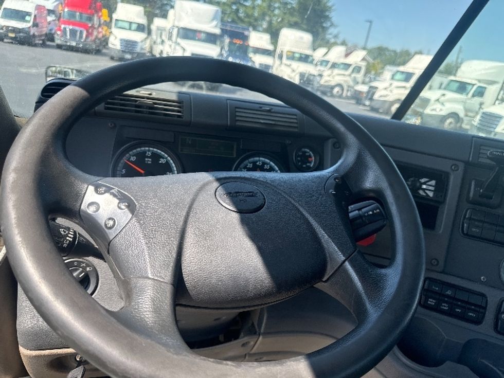 Day Cab Tractor-Heavy Duty Tractors-Freightliner-2018-Cascadia 12564ST-Cranbury-NJ-388,000\n\t\tmiles-$ 42,750 - Image 11