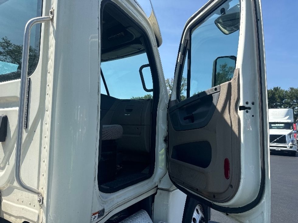 Day Cab Tractor-Heavy Duty Tractors-Freightliner-2018-Cascadia 12564ST-Cranbury-NJ-388,000\n\t\tmiles-$ 42,750 - Image 12