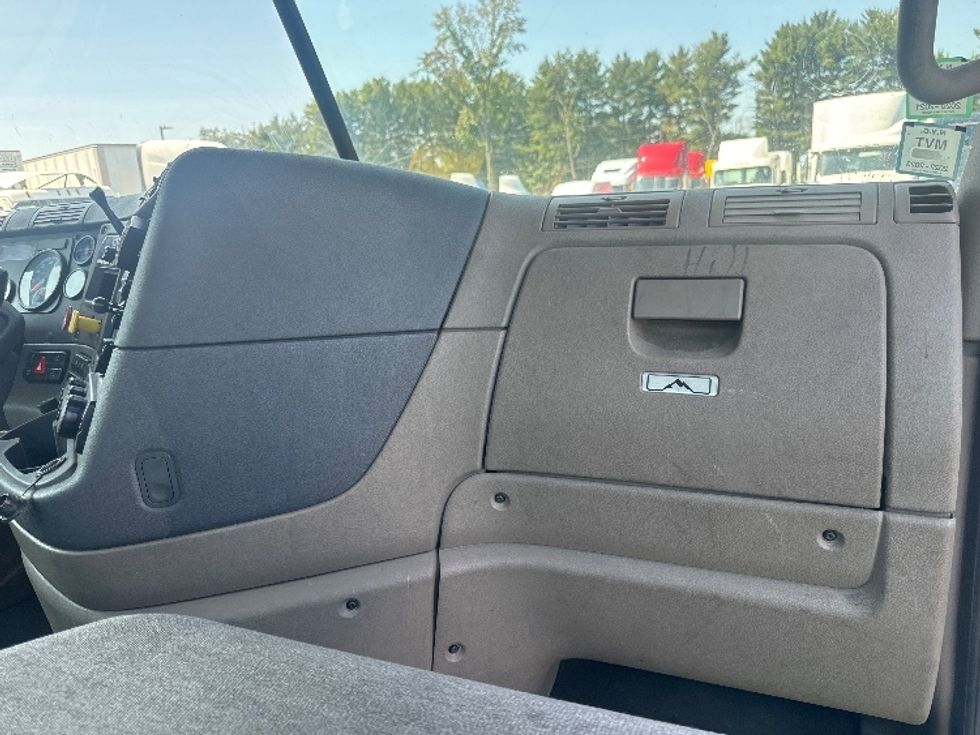 Day Cab Tractor-Heavy Duty Tractors-Freightliner-2018-Cascadia 12564ST-Cranbury-NJ-388,000\n\t\tmiles-$ 42,750 - Image 13