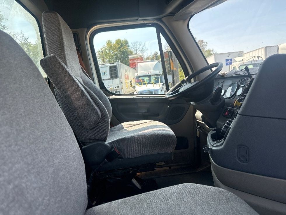 Day Cab Tractor-Heavy Duty Tractors-Freightliner-2018-Cascadia 12564ST-Cranbury-NJ-388,000\n\t\tmiles-$ 42,750 - Image 14