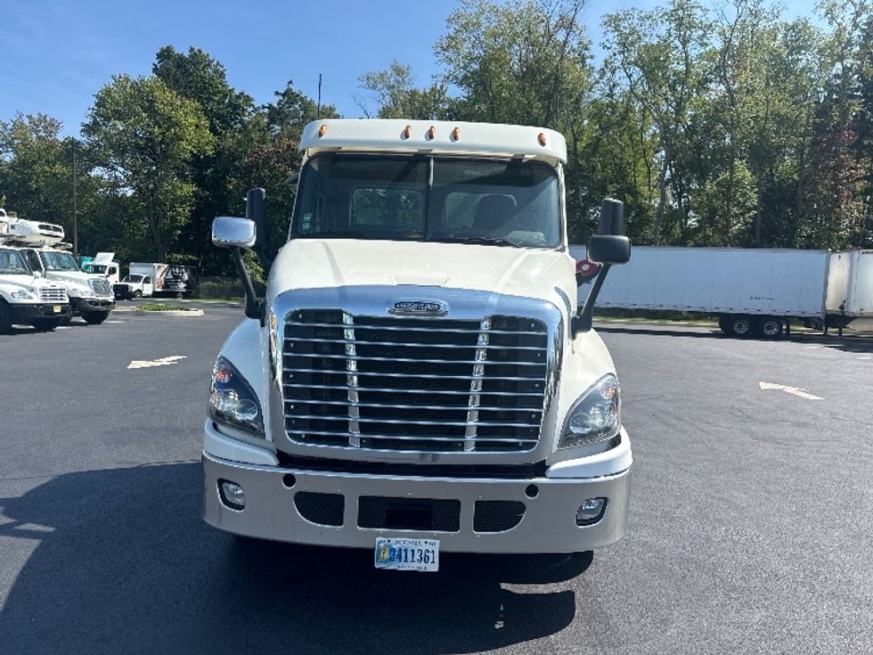 Day Cab Tractor-Heavy Duty Tractors-Freightliner-2018-Cascadia 12564ST-Cranbury-NJ-388,000\n\t\tmiles-$ 42,750 - Image 2