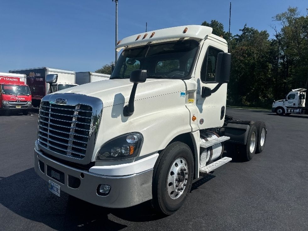 Day Cab Tractor-Heavy Duty Tractors-Freightliner-2018-Cascadia 12564ST-Cranbury-NJ-388,000\n\t\tmiles-$ 42,750 - Image 3