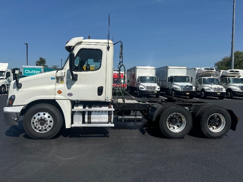 Day Cab Tractor-Heavy Duty Tractors-Freightliner-2018-Cascadia 12564ST-Cranbury-NJ-388,000\n\t\tmiles-$ 42,750 - Image 4