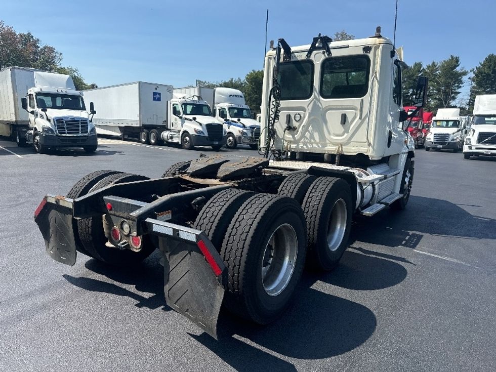 Day Cab Tractor-Heavy Duty Tractors-Freightliner-2018-Cascadia 12564ST-Cranbury-NJ-388,000\n\t\tmiles-$ 42,750 - Image 7