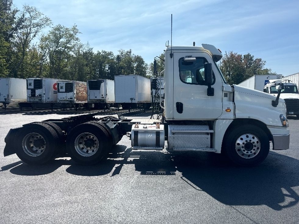 Day Cab Tractor-Heavy Duty Tractors-Freightliner-2018-Cascadia 12564ST-Cranbury-NJ-388,000\n\t\tmiles-$ 42,750 - Image 8