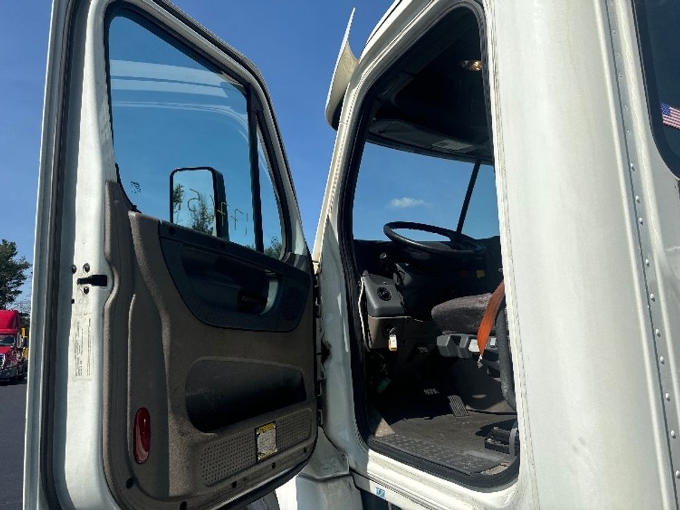 Day Cab Tractor-Heavy Duty Tractors-Freightliner-2018-Cascadia 12564ST-Cranbury-NJ-388,000\n\t\tmiles-$ 42,750 - Image 9