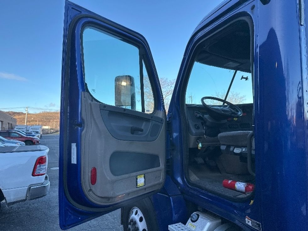 Day Cab Tractor-Heavy Duty Tractors-Freightliner-2018-Cascadia 12564ST-Dayton-NJ-171,908\n\t\tmiles-$ 47,500 - Image 9