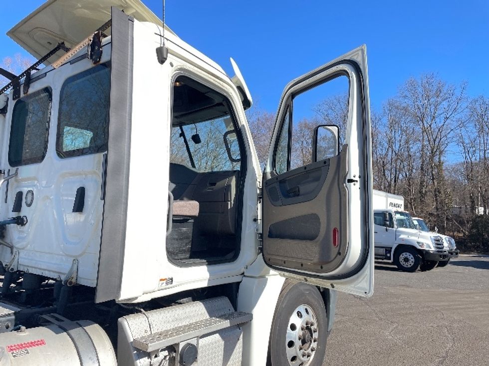 Day Cab Tractor-Heavy Duty Tractors-Freightliner-2018-Cascadia 12564ST-Dayton-NJ-226,312\n\t\tmiles-$ 46,250 - Image 12