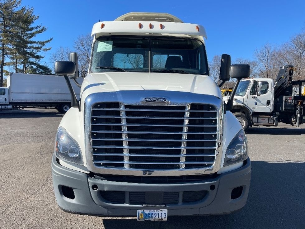 Day Cab Tractor-Heavy Duty Tractors-Freightliner-2018-Cascadia 12564ST-Dayton-NJ-226,312\n\t\tmiles-$ 46,250 - Image 2