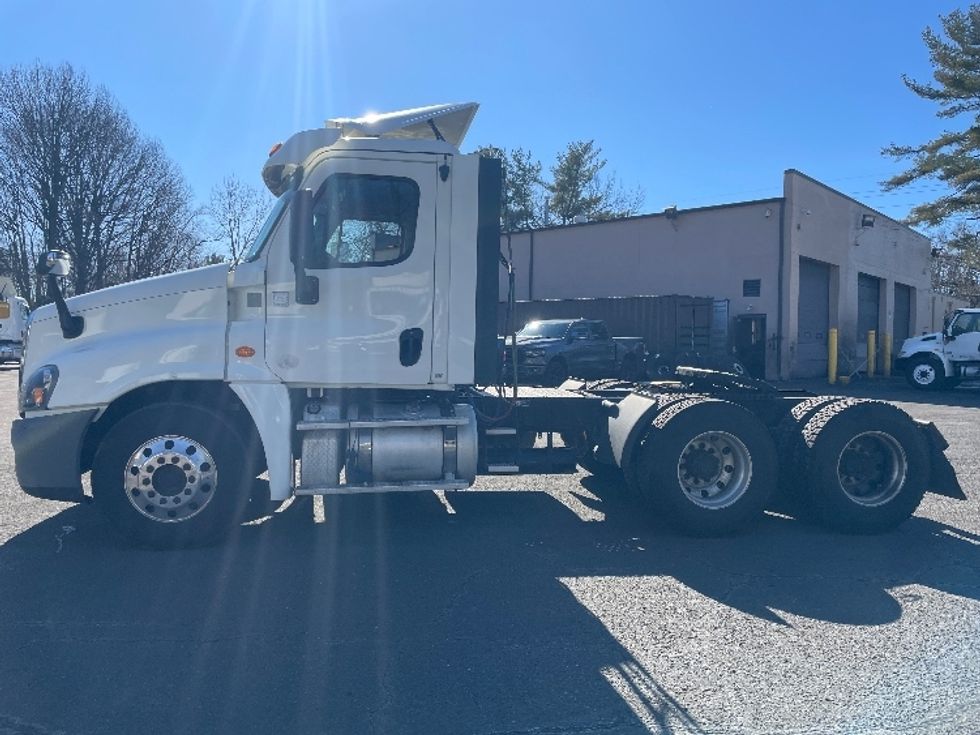 Day Cab Tractor-Heavy Duty Tractors-Freightliner-2018-Cascadia 12564ST-Dayton-NJ-226,312\n\t\tmiles-$ 46,250 - Image 4