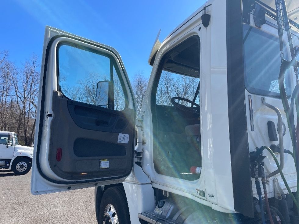 Day Cab Tractor-Heavy Duty Tractors-Freightliner-2018-Cascadia 12564ST-Dayton-NJ-226,312\n\t\tmiles-$ 46,250 - Image 9