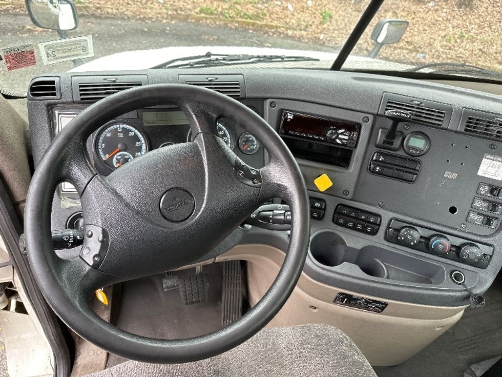 Day Cab Tractor-Heavy Duty Tractors-Freightliner-2018-Cascadia 12564ST-Dayton-NJ-242,284\n\t\tmiles-$ 52,250 - Image 11