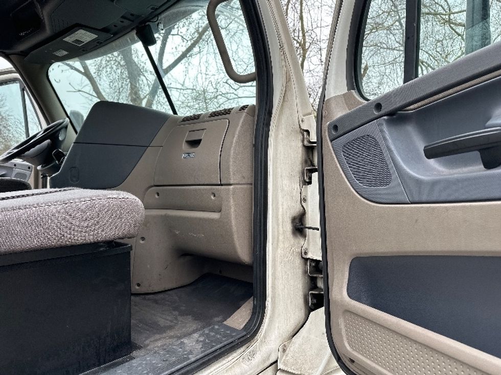 Day Cab Tractor-Heavy Duty Tractors-Freightliner-2018-Cascadia 12564ST-Dayton-NJ-242,284\n\t\tmiles-$ 52,250 - Image 12