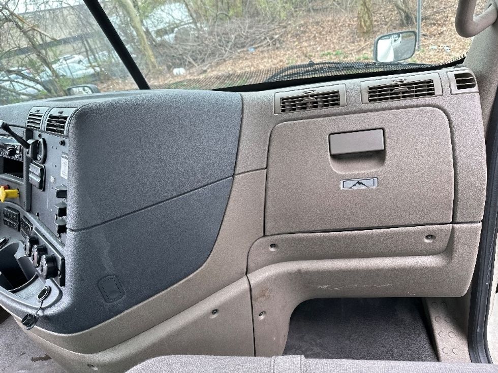 Day Cab Tractor-Heavy Duty Tractors-Freightliner-2018-Cascadia 12564ST-Dayton-NJ-242,284\n\t\tmiles-$ 52,250 - Image 13