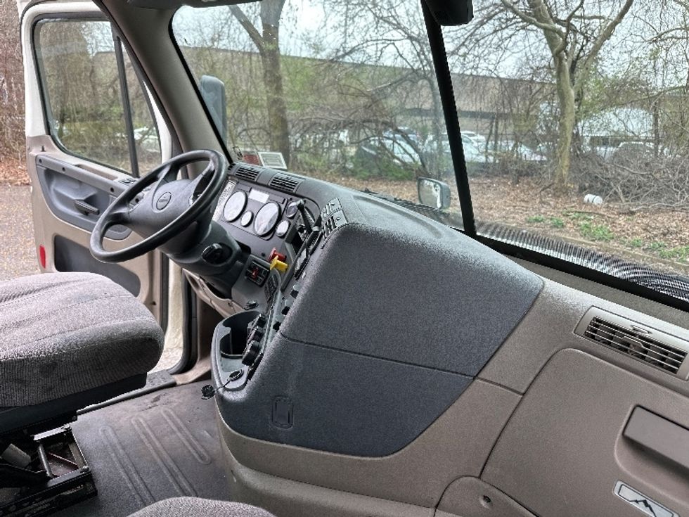 Day Cab Tractor-Heavy Duty Tractors-Freightliner-2018-Cascadia 12564ST-Dayton-NJ-242,284\n\t\tmiles-$ 52,250 - Image 14