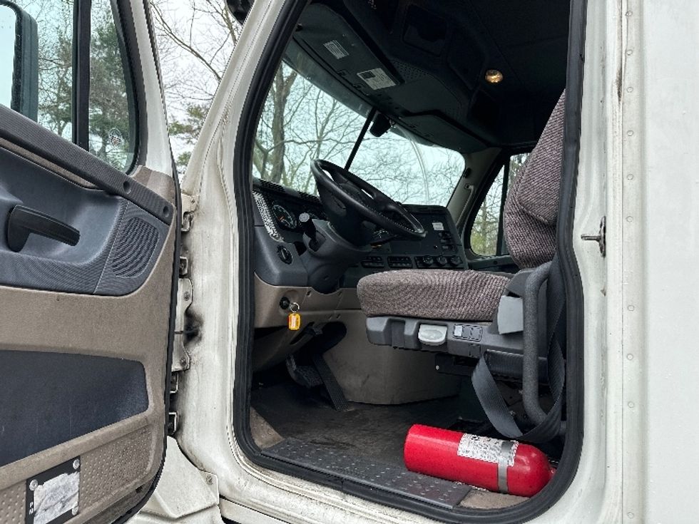 Day Cab Tractor-Heavy Duty Tractors-Freightliner-2018-Cascadia 12564ST-Dayton-NJ-242,284\n\t\tmiles-$ 52,250 - Image 9