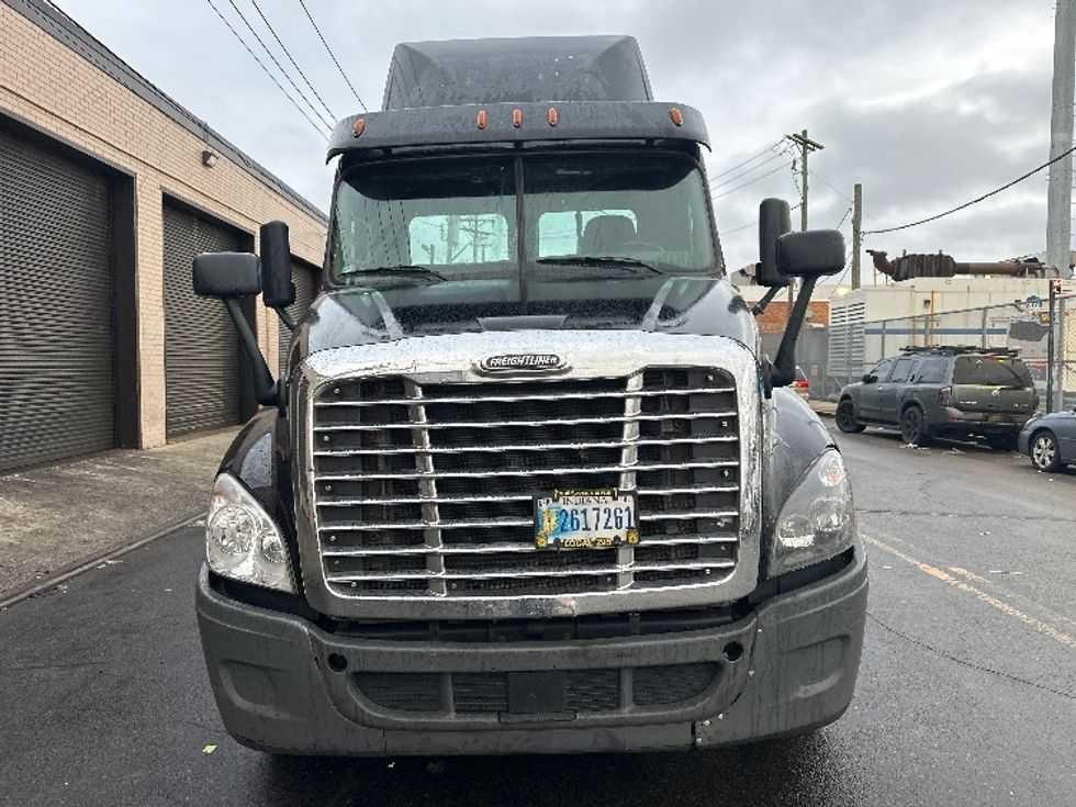 2018 Freightliner Cascadia 125" Sleeper Cab photo 2