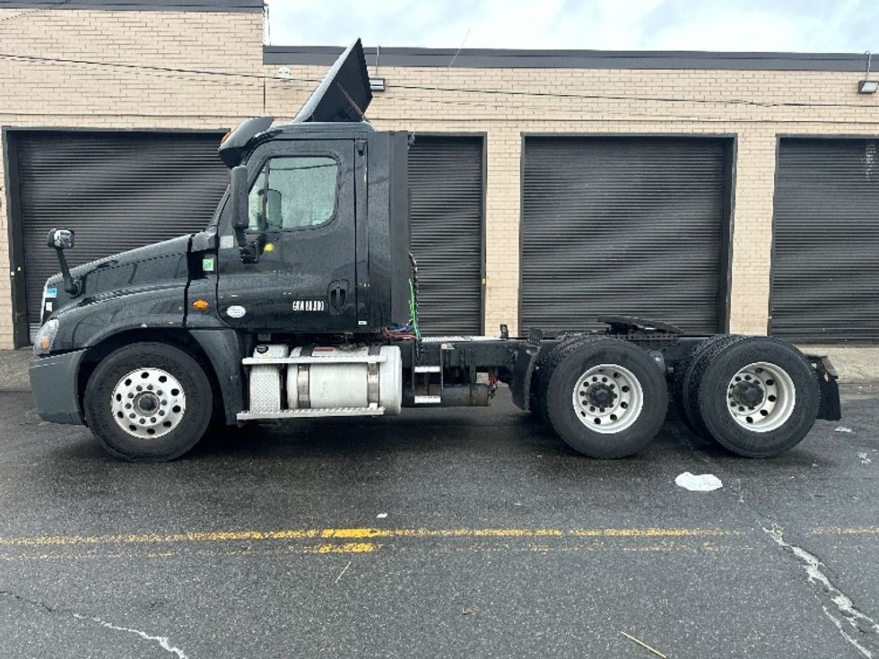 2018 Freightliner Cascadia 125" Sleeper Cab photo 4